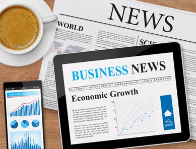 Tablet y Periodico sobre finanzas